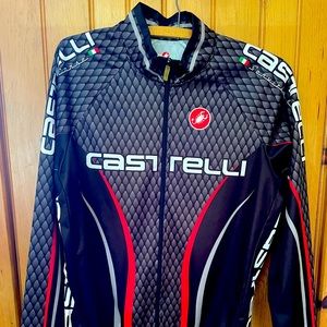 Castelli cycling jacket, wind proof with rear pass-thru pockets.